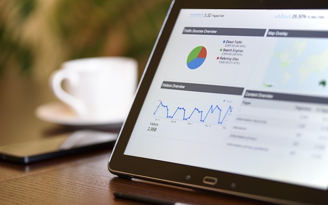 Bild mit einem Computer und einem Dashboard